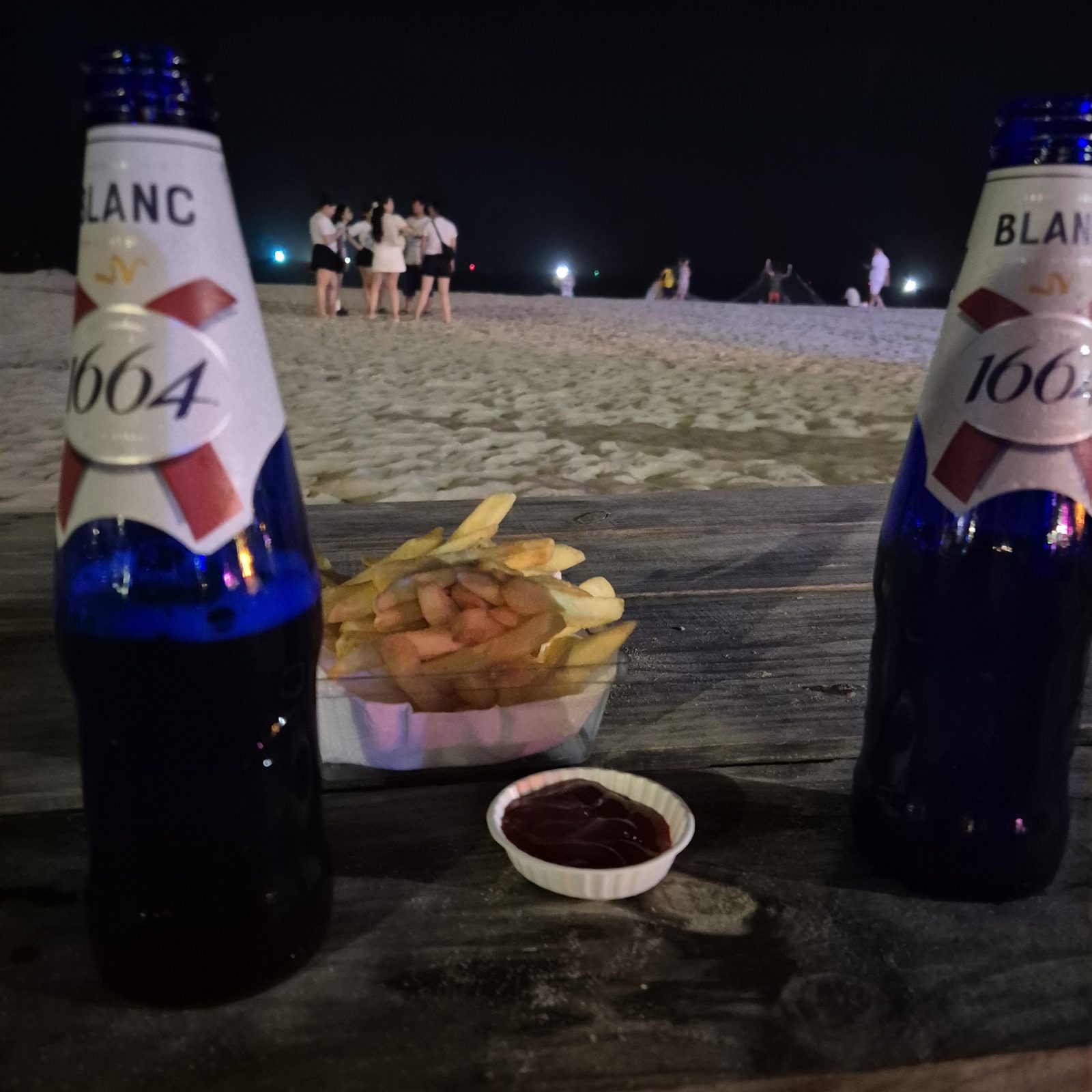 다낭 미케비치 산책 — 밤의 파란 글자, 낮의 수영, 오가는 15분
