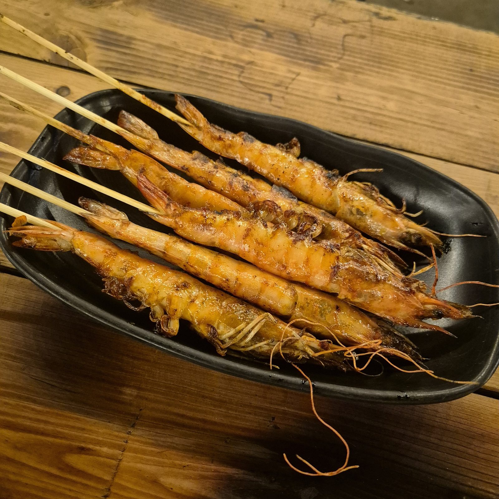 쎄오쎄오(Xeo Xeo) 통새우 꼬치구이. 그릴 자국이 선명한 해산물