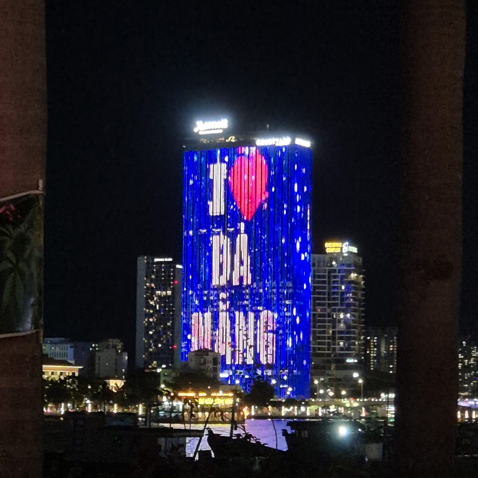 다낭 한강(Hàn) 너머 밤하늘 속 I ❤ DA NANG LED 전광판. 파란빛 파사드가 빛나는 야경